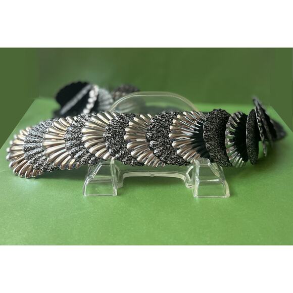 Silver & Black/Silver Shells Stretch Cinch Belt 70s-80s - Picture 2 of 4